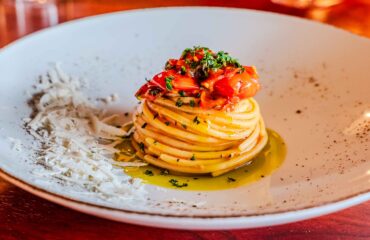 Spaghettone “Vicidomini” alla mediterranea con erbe aromatiche e pomodoro del Piennolo D.O.P