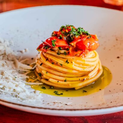 Spaghettone “Vicidomini” alla mediterranea con erbe aromatiche e pomodoro del Piennolo D.O.P